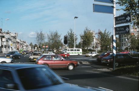 851930 Afbeelding van het autoverkeer op de rotonde in de Amsterdamsestraatweg-Daalsesingel te Utrecht, met op ...